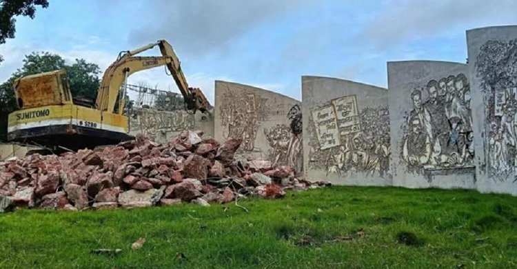 ভেঙে ফেলা হলো ‘মৃত্যুঞ্জয়ী প্রাঙ্গণ’, হবে জুলাই স্মরণে ‘গণমিনার’