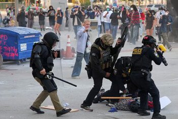 অভিবাসীদের আটকের প্রতিবাদে উত্তাল লস অ্যাঞ্জেলেস, ন্যাশনাল গার্ড মোতায়েন