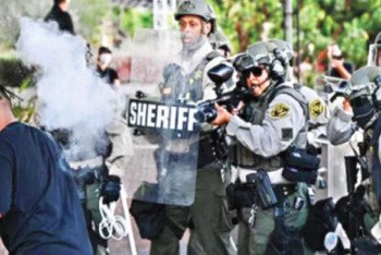 অনড় অবস্থানে ট্রাম্প প্রশাসন, দমনপীড়নেও ছড়িয়ে পড়ছে বিক্ষোভ