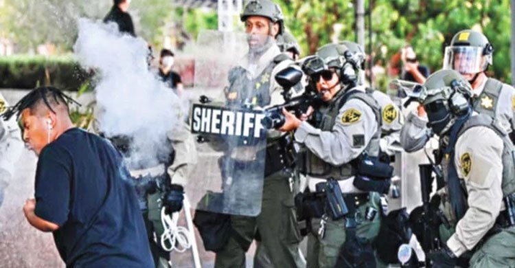 অনড় অবস্থানে ট্রাম্প প্রশাসন, দমনপীড়নেও ছড়িয়ে পড়ছে বিক্ষোভ