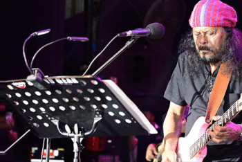 নিউ ইয়র্কে দর্শকদের ব্যাপক উম্মাদনার জোয়ারে ‘জেমস’র লাইভ ইন কনসার্ট