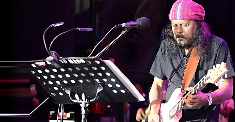 নিউ ইয়র্কে দর্শকদের ব্যাপক উম্মাদনার জোয়ারে ‘জেমস’র লাইভ ইন কনসার্ট