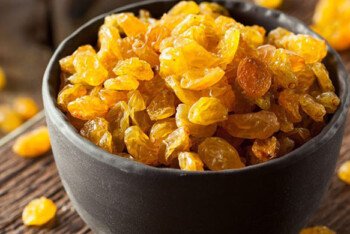 গরমে পানিতে ভিজিয়ে খান কিশমিশ