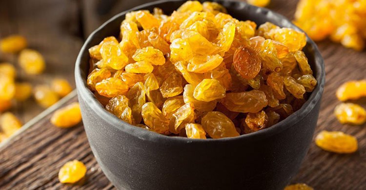 গরমে পানিতে ভিজিয়ে খান কিশমিশ