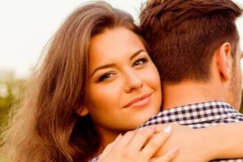 কাছের মানুষকে আলিঙ্গন করা কেন মানসিক ও শারীরিক সুস্থতার জন্য জরুরি?