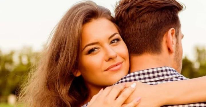 কাছের মানুষকে আলিঙ্গন করা কেন মানসিক ও শারীরিক সুস্থতার জন্য জরুরি?