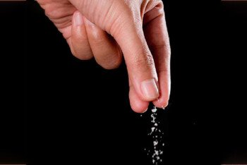 খাওয়ার সময় রোজ অতিরিক্ত নুন নিয়ে খাচ্ছেন? উচ্চ রক্তচাপ ছাড়াও বাড়ছে ৫ রোগের ঝুঁকি