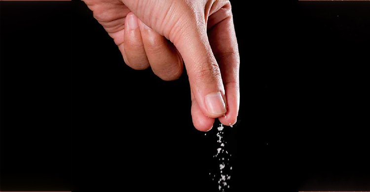 খাওয়ার সময় রোজ অতিরিক্ত নুন নিয়ে খাচ্ছেন? উচ্চ রক্তচাপ ছাড়াও বাড়ছে ৫ রোগের ঝুঁকি