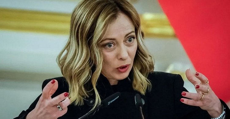 নিজের ছবি প্রাপ্তবয়স্কদের সাইটে প্রকাশে ক্ষেপলেন ইতালির প্রধানমন্ত্রী