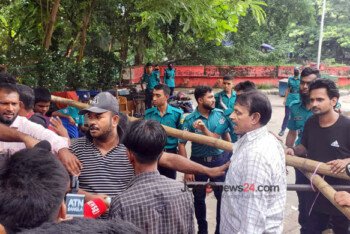 ১৫ আগস্ট ধানমন্ডি ৩২ নম্বরে শ্রদ্ধা জানাতে গিয়ে হেনস্তার শিকার অনেকে