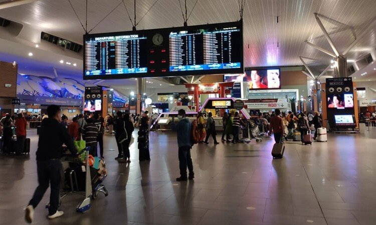 মালয়েশিয়ার বিমানবন্দরে আটকে দেওয়া হলো ৯৮ বাংলাদেশিকে