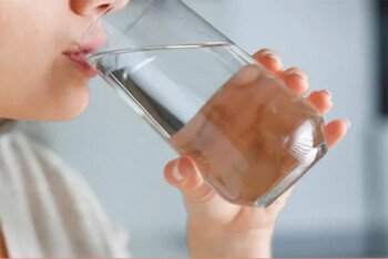 সকালে খালি পেটে পানি পানে যেসব সুফল মেলে