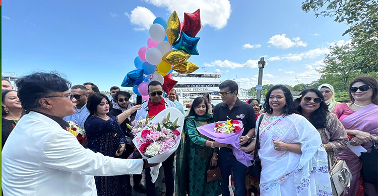 নিউইয়র্ক সিনিয়র এডাল্ট ডে কেয়ারের জমজমাট নৌবিহার