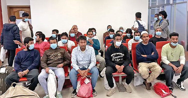 আরো ৩০ বাংলাদেশিকে হাতকড়া-শিকল পরিয়ে যুক্তরাষ্ট্র থেকে ফেরত