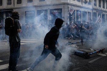 এবার উত্তাল ফ্রান্সে ২ লাখ মানুষের বিক্ষোভ, অগ্নিসংযোগ–ভাঙচুর