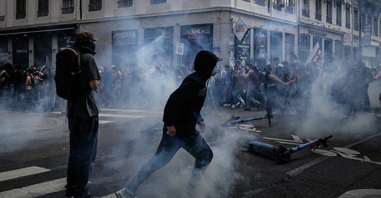 এবার উত্তাল ফ্রান্সে ২ লাখ মানুষের বিক্ষোভ, অগ্নিসংযোগ–ভাঙচুর