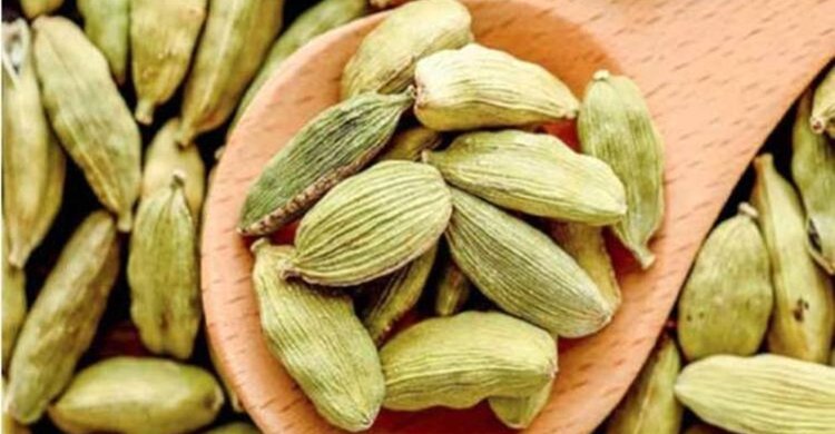 রাতে ঘুমানোর আগে এলাচ খেলে মিলবে যে উপকার