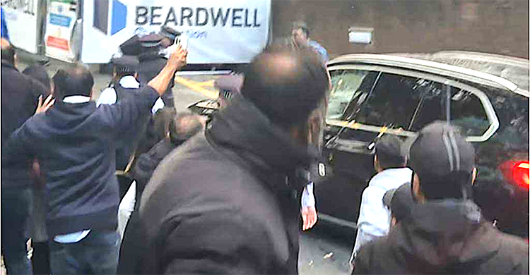 লন্ডনে মাহফুজ আলমকে ঘিরে আওয়ামী লীগের নেতাকর্মীদের বিক্ষোভ