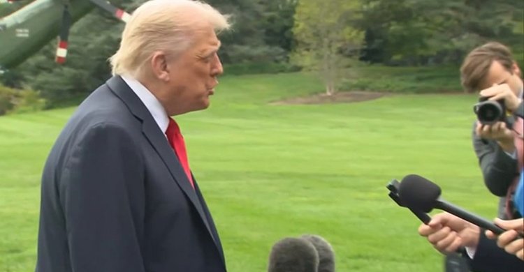 সম্পদ বৃদ্ধি নিয়ে প্রশ্ন করায় অস্ট্রেলিয়ার সাংবাদিকের ওপর খেপলেন ট্রাম্প, বললেন ‘চুপ’