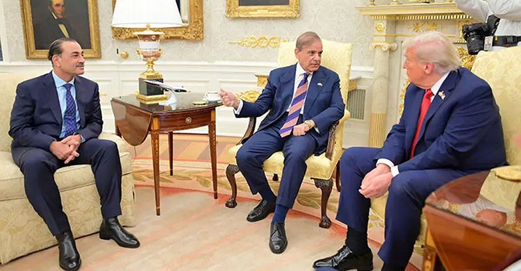 হোয়াইট হাউসে পাকিস্তানের প্রধানমন্ত্রী ও সেনাপ্রধানের সঙ্গে ট্রাম্পের রুদ্ধদ্বার বৈঠক