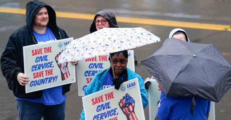ব্রেইন ড্রেইন’ এর কবলে যুক্তরাষ্ট্র, ট্রাম্পের নীতির জেরে চাকরি ছেড়েছেন প্রায় ১ লাখ সরকারি কর্মী