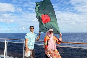 আটলান্টিকে লাল-সবুজ পতাকা ওড়ালেন বাংলাদেশি সাংবাদিক দম্পতি