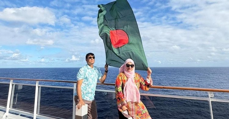 আটলান্টিকে লাল-সবুজ পতাকা ওড়ালেন বাংলাদেশি সাংবাদিক দম্পতি