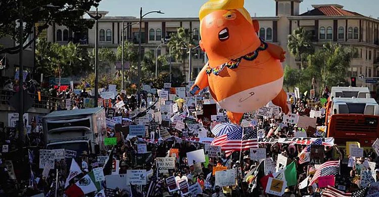 আমেরিকার রাজপথে ‘নো কিংস’ মিছিল! AI ভিডিও বানিয়ে প্রতিবাদীদের উপরে কাদা ঢাললেন ‘কিং ট্রাম্প’