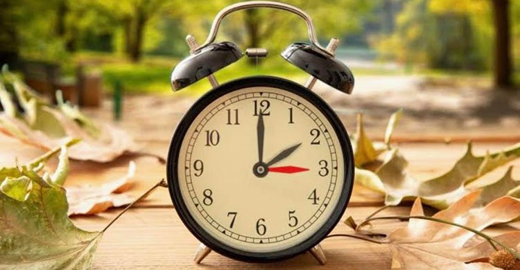 রোববার ঘড়ির কাঁটা পিছিয়ে দিন