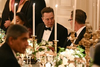 এমবিএসের সম্মানে ট্রাম্পের নৈশভোজে হাজির মাস্ক, সম্পর্কের বরফ গলছে কি