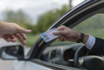 ক্যালিফোর্নিয়ায় ১৭ হাজার অভিবাসীর ড্রাইভিং লাইসেন্স বাতিল