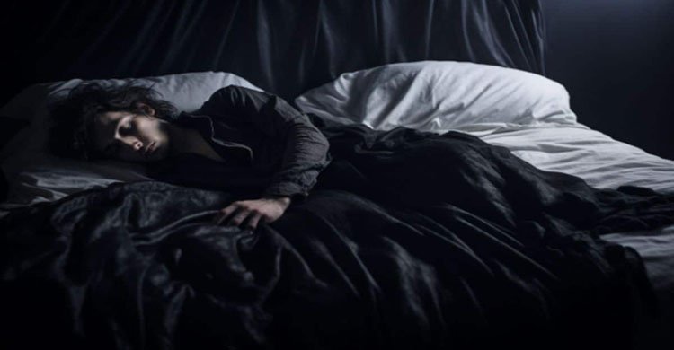 ঘুমের ঘর যত অন্ধকার, তত দীর্ঘ হয় জীবন