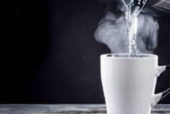 সকালে উঠে গরম পানি পান করলে যেসব উপকার পাওয়া যায়