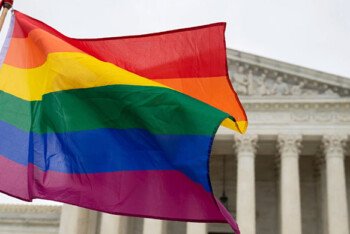 সমলিঙ্গ বিবাহ বৈধ করার রায় বাতিলের আবেদন খারিজ যুক্তরাষ্ট্র সুপ্রিম কোর্টের