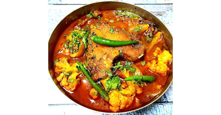 আলু ও ফুলকপি দিয়ে রুই মাছ
