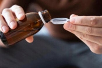 কাশির জন্য সিরাপ না লেবু-মধু: কোনটি বেশি ভালো?