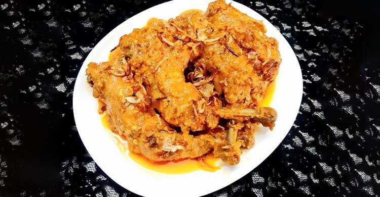 নারকেল দুধে রান্না পোলাওয়ের সঙ্গে চিকেন রোস্ট