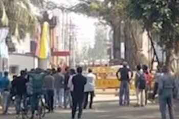 সীমান্তের পাশে দাঁড়িয়ে ভারতের বিরুদ্ধে স্লোগান বাংলাদেশিদের