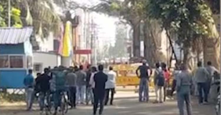 সীমান্তের পাশে দাঁড়িয়ে ভারতের বিরুদ্ধে স্লোগান বাংলাদেশিদের