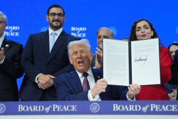 এটি কি শান্তিমঞ্চ নাকি ‘সম্রাট’ ট্রাম্পের দরবার