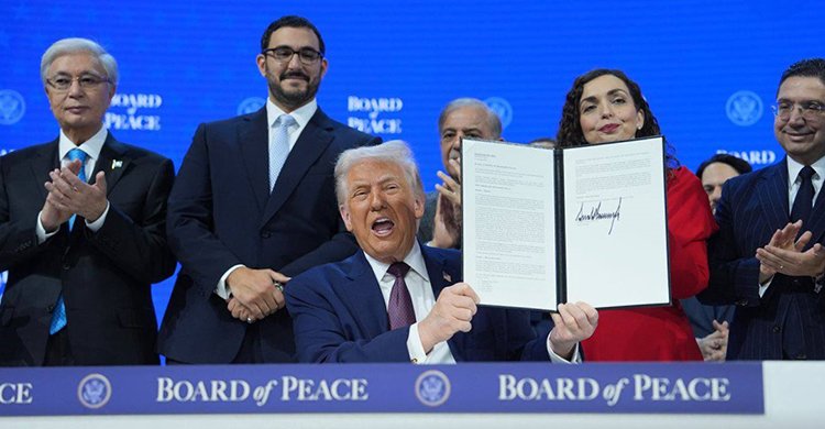 এটি কি শান্তিমঞ্চ নাকি ‘সম্রাট’ ট্রাম্পের দরবার