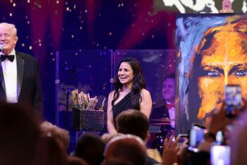 নববর্ষ উদ্‌যাপন অনুষ্ঠানে সদ্য আঁকা যিশুর ছবি ২৭ লাখ ডলারে বেচলেন ট্রাম্প