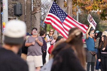 ট্রাম্পের অভিবাসন নীতির প্রতিবাদে যুক্তরাষ্ট্রের বিভিন্ন শহরে হাজারো মানুষের বিক্ষোভ