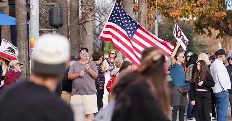 ট্রাম্পের অভিবাসন নীতির প্রতিবাদে যুক্তরাষ্ট্রের বিভিন্ন শহরে হাজারো মানুষের বিক্ষোভ