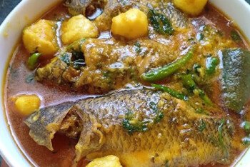 কচুর মুখী দিয়ে কই মাছের ঝোল