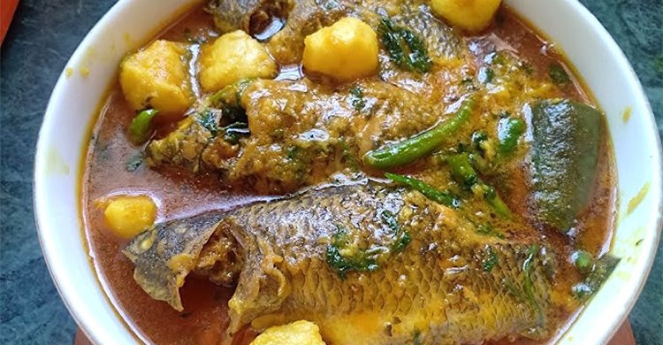 কচুর মুখী দিয়ে কই মাছের ঝোল