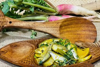 গোলাপি মুলা দিয়ে দেশি পুঁটি মাছ