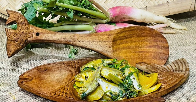 গোলাপি মুলা দিয়ে দেশি পুঁটি মাছ