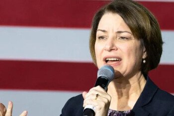 ডেমোক্র্যাটিক সিনেটর অ্যামি ক্লোবুচার মিনেসোটার গভর্নর নির্বাচনে প্রতিদ্বন্দ্বিতা করছেন