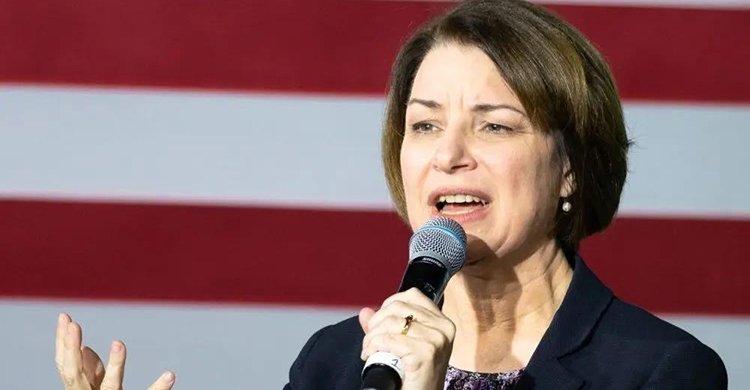 ডেমোক্র্যাটিক সিনেটর অ্যামি ক্লোবুচার মিনেসোটার গভর্নর নির্বাচনে প্রতিদ্বন্দ্বিতা করছেন